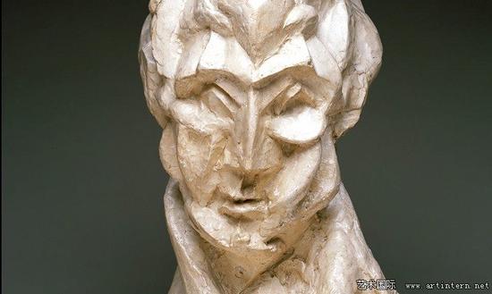 毕加索创作于1909年的《女性（Fernande Olivier）人头像》。图片来源：Tom Jenkins / Raymond and Patsy Nasher Collection，Nasher Sculpture Center，Dallas