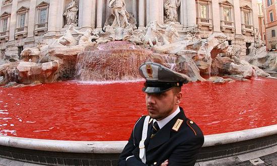 血红色的特莱维许愿喷泉（Trevi Fountain） 图片来源：Christophe Simon/AFP/Getty Images