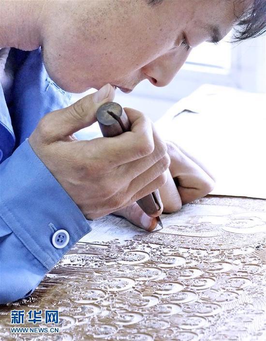 1月6日，雕版技师在对照原版的《清敕修大藏经》扫描文件补刻经板。