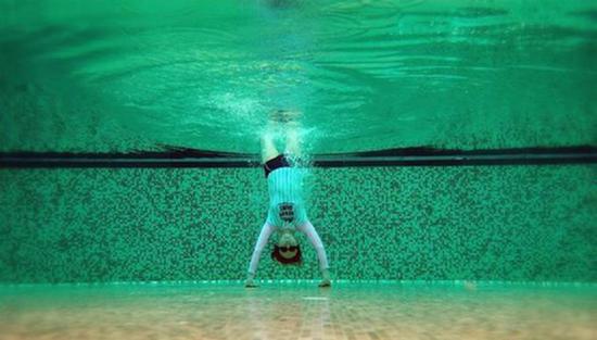 “倒一步海阔天空” 艺术家黄药的倒立