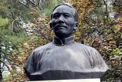 北京大学校园内的蔡元培雕像。蔡元培任北大校长期间也极大推动了艺术史学科在中国的发展