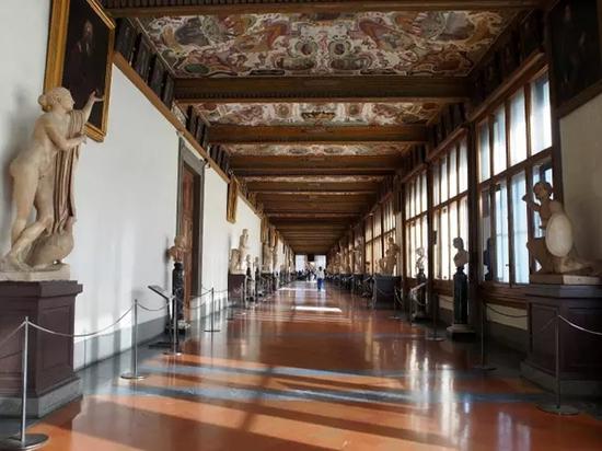 乌菲齐美术馆内部，其演变轨迹为：走廊-收藏有艺术品的走廊-美术馆