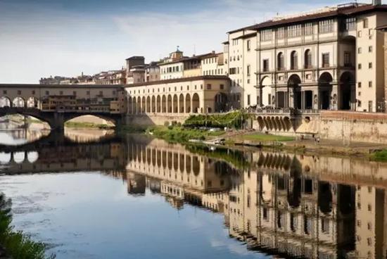 河边建筑即为佛罗伦萨乌菲齐美术馆