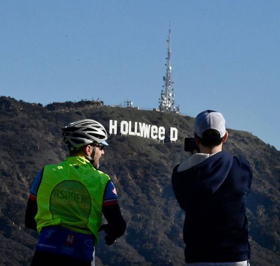 艺术家费南德兹将著名的好莱坞(Hollywood)地标恶搞成好莱草(Hollyweed)，9日遭警方逮捕。