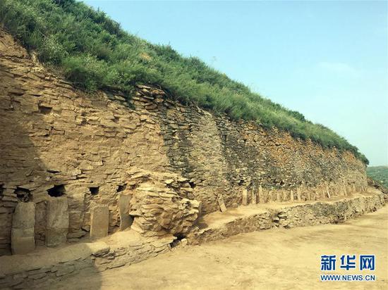 这是陕西神木县石峁遗址皇城台遗迹的石砌护墙（2016年8月8日摄）