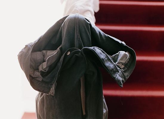 灰色牛仔裤在楼梯扶手上，1991年