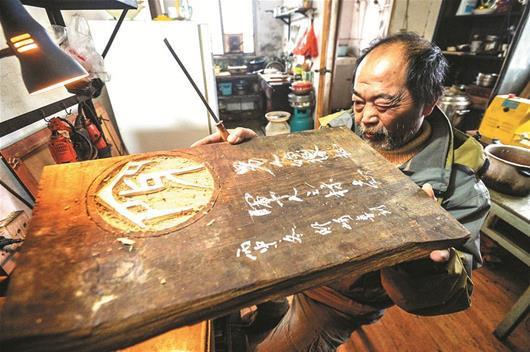 楚天都市報訊 圖為：有著各種雕刻工具的工作間