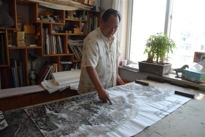 王春林正在創(chuàng)作指畫王春林（右）