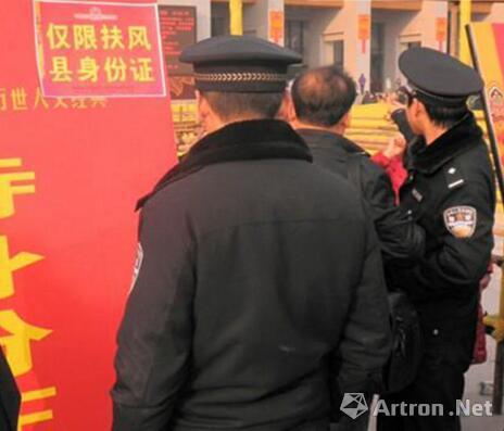 负责执勤的警察就在旁边,对这些明目张胆的行为却熟视无睹。当地人也早已将这种赚钱套路发展成了一个繁荣的产业链。