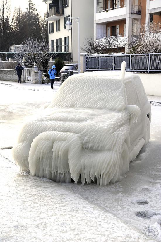 这是一辆完全被冰封的汽车