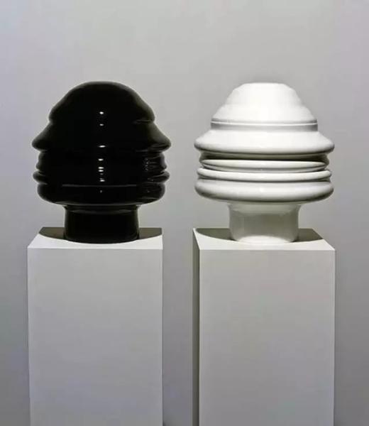 图三：诺布尔和韦柏斯特（Tim Noble & Sue Webster），《无题或转动的头》（Untitled （Spinning Heads）），和，2005。