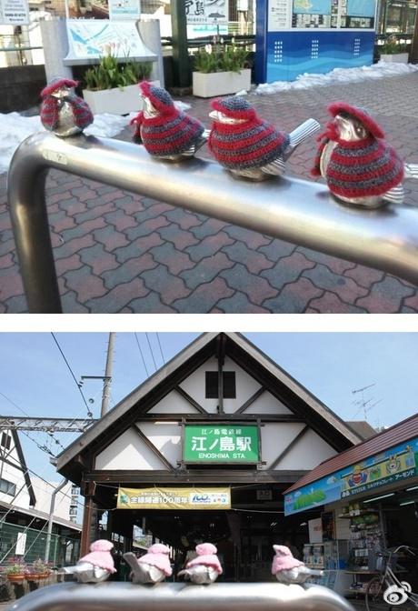 　　日本镰仓江之岛车站门口有一个禁止车辆进入的栏杆，上面雕了几只小麻雀。石川奶奶隔段时间就会为他们穿上自己亲手编制的衣服。