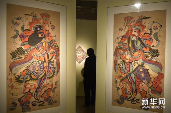 1月23日，媒体记者在北京中国美术馆参观展出的杨柳青年画作品。