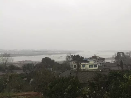 1月18日下午,在双江村三组远眺岷江,江边施工处是沉银考古现场。新京报记者韩雪枫 摄
