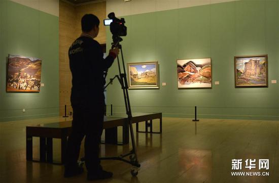 1月23日，媒体记者在北京中国美术馆举行的媒体预展上拍摄“美在生活——全国写生艺术展”作品。