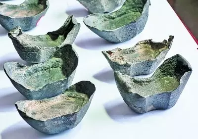 岷江河道里发现的银锭。图片来自网络。