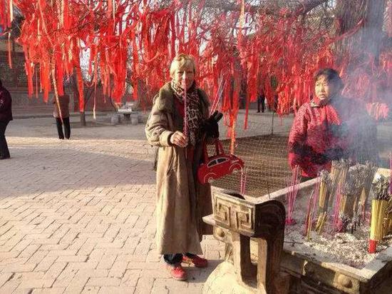 入乡随俗的海蒂,在西安最爱吃的事物就是串串。(也许就是麻辣烫?)