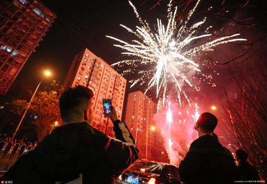 2017年1月27日,中国北京,大年三十除夕夜,北京夜空烟火绚烂,喜迎生肖鸡年来临。