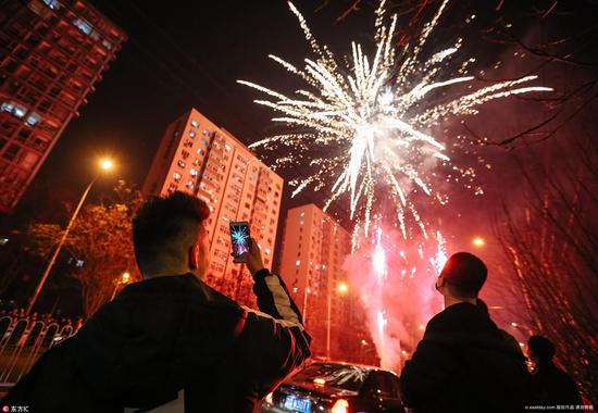 　　2017年1月27日，中国北京，大年三十除夕夜，北京夜空烟火绚烂，喜迎生肖鸡年来临。