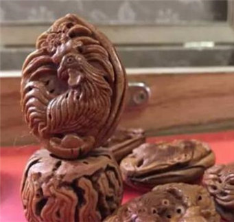 为迎接鸡年到来,秦皇岛市抚宁区卢峰口村农民韩焕文赶制了一组“五福生肖鸡”的核雕,让不少人叹为观止。