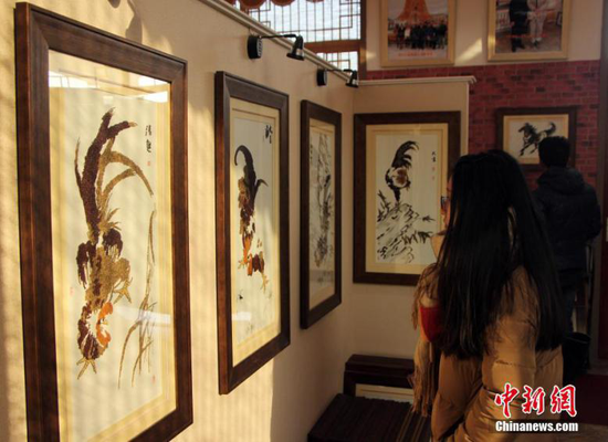 据了解,为迎接新年,邯郸馆陶县城“粮画小镇”粮画制作员工特地设计制作了鸡年系列“粮画”。