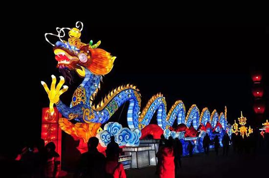 西安古城墙上举办的新春灯会让游客感受到浓浓的年味。