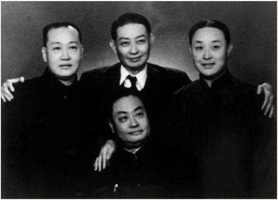 梅兰芳(中上)、程砚秋(中下)、荀慧生(左一)、尚小云(右一)合影