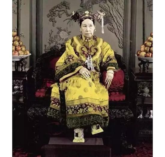 私下里的慈禧太后是个颇好风雅的人,闲时喜欢练字习画。慈禧为拉拢一些亲近大臣,常恩赐一些书画作品,得之者视为殊荣。