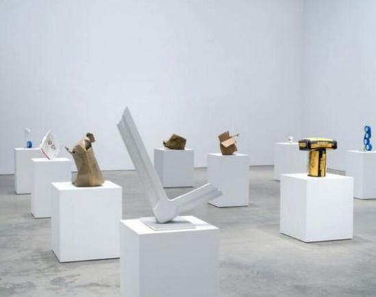 Installation view， Matt Johnson “Wood Sculpture” at 303 Gallery – via design-milk.com