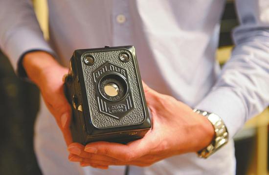 最老的是一台1934-36年产的德国蔡司依康Baldur Box方厢式相机，两档快门。