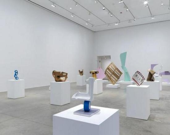 Installation view， Matt Johnson “Wood Sculpture” at 303 Gallery – via design-milk.com