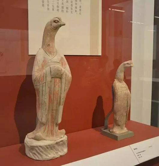 国博展出西安出土唐代十二生肖俑中的红陶鸡俑(霍宏伟摄影)
