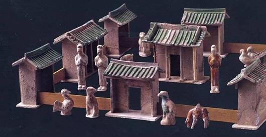 
	唐代建筑院落模型外的唐三彩雏鸡俑（《西安文物精华?三彩》） 
