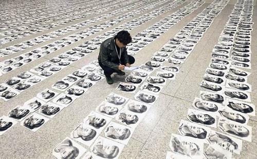 2016年11月5日，山西太原，专业评卷老师分组浏览“画海”，为15000张美术考卷打分。 视觉中国 资料