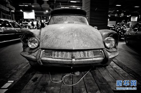 这是2月7日在法国巴黎拍摄的一辆1965年产雪铁龙DS 19老爷车