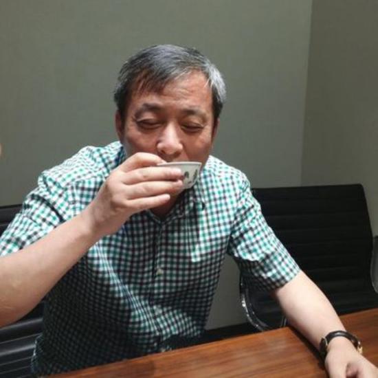 ▲藏家刘益谦用其购买的明成化“斗彩鸡缸杯”喝茶