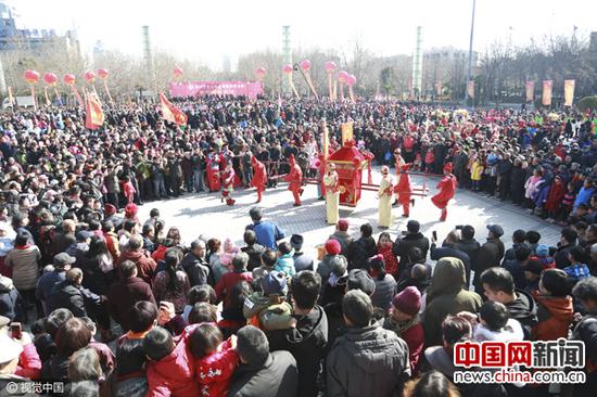 2017年2月10日，郑州，当天是农历正月十四，大型民间文艺表演在郑州绿城广场上演，吸引上万人观看，场面壮观。图片来源CFP