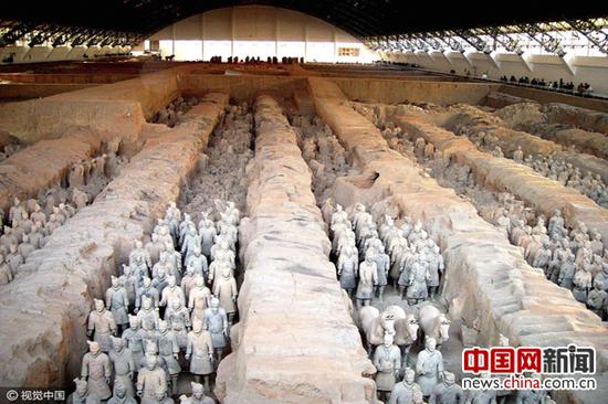 据陕西传媒网报道,2015年秦始皇帝陵博物院共接待中外游客达5620358人次,门票收入6.55亿元,双双再创历史新高,成为继故宫之后全国第二个年接待游客超过500万人次的博物院。图片来源CFP