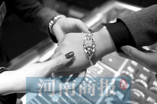 市民在商场挑选金首饰
