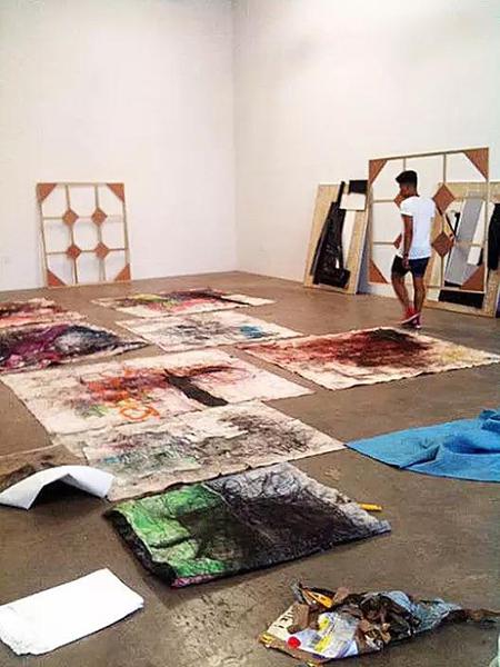 正在尼克蒂姆画廊安置的奥斯卡·穆里洛的作品(图片由艺术家及尼克蒂姆画廊提供)