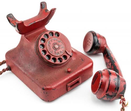 　　据外媒报道，美国一间拍卖行周末将拍卖希特勒曾用过的一部电话，起价10万美元，估计成交价将在20万至30万美元之间。