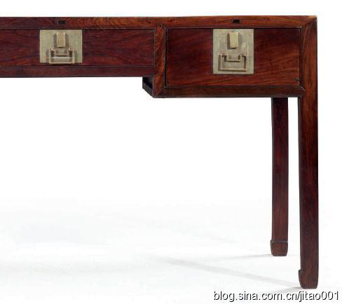 拍品659“清十八/十九世纪红木褡裢式三屉书桌”，83.8×159×59.1cm。，3万-5万美元
