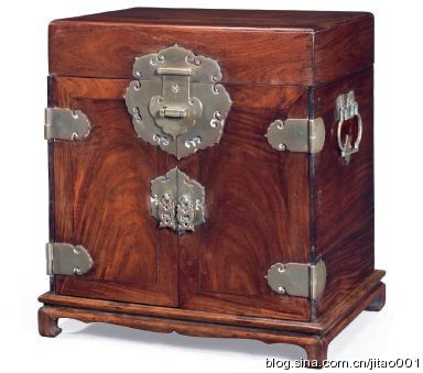 拍品633“明末/清十八世纪黄花梨镶白铜官皮箱”，38×33×35.1cm。，3万-5万美元