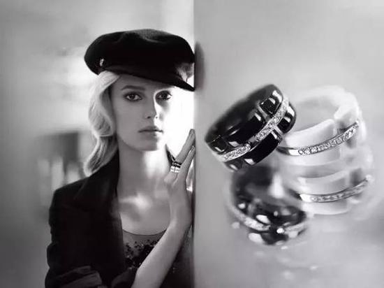 Chanel的Ultre系列陶瓷戒指