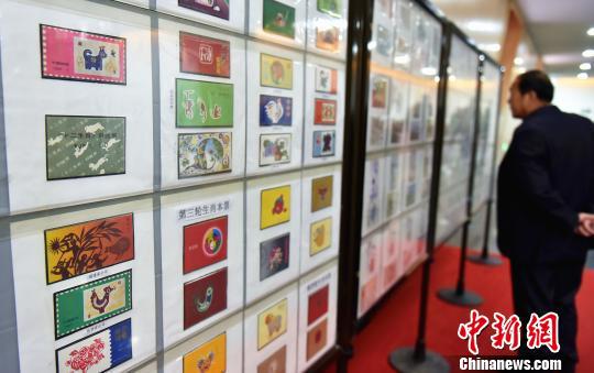 图为青海西宁首次举办的生肖邮票展览。　黄灵燕 摄