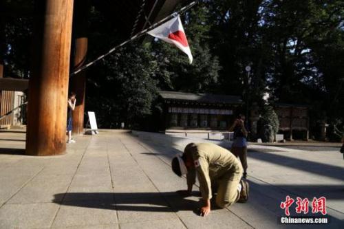 -　　资料图：靖国神社内一些身着旧日军军服的“怀旧者”。