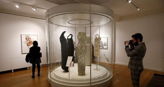 戴安娜王妃逝世20周年肯辛顿宫展出其25件裙装
