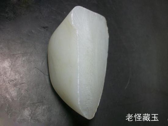 在和田玉巴扎或者其它玉石市场上，很多和田玉籽料原石都被开了“窗”（打孔），露出脂白的玉石肉质。并且价格很是吸引人。
