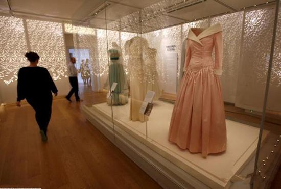 戴安娜王妃逝世20周年肯辛顿宫展出其25件裙装