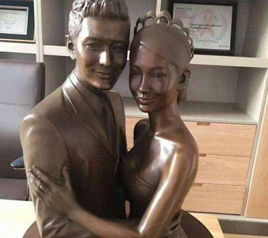 黄晓明与杨颖铸铜结婚人像